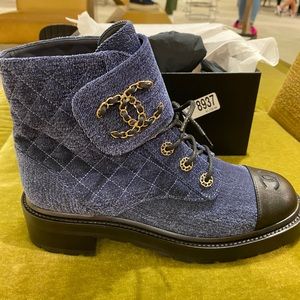 Chanel Limited Edition 21A G36424Y55367
Lace Up 
Blue / Black 
Size 42 -